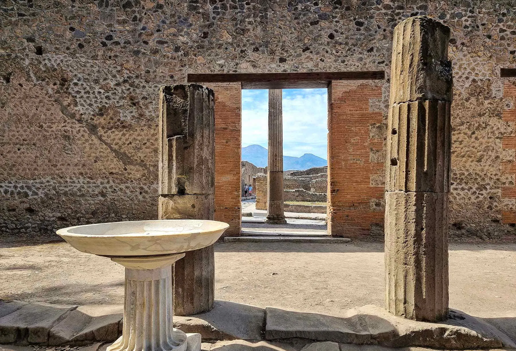Food, Drink & Breaks: Where to Pause Around Pompeii and What to Bring